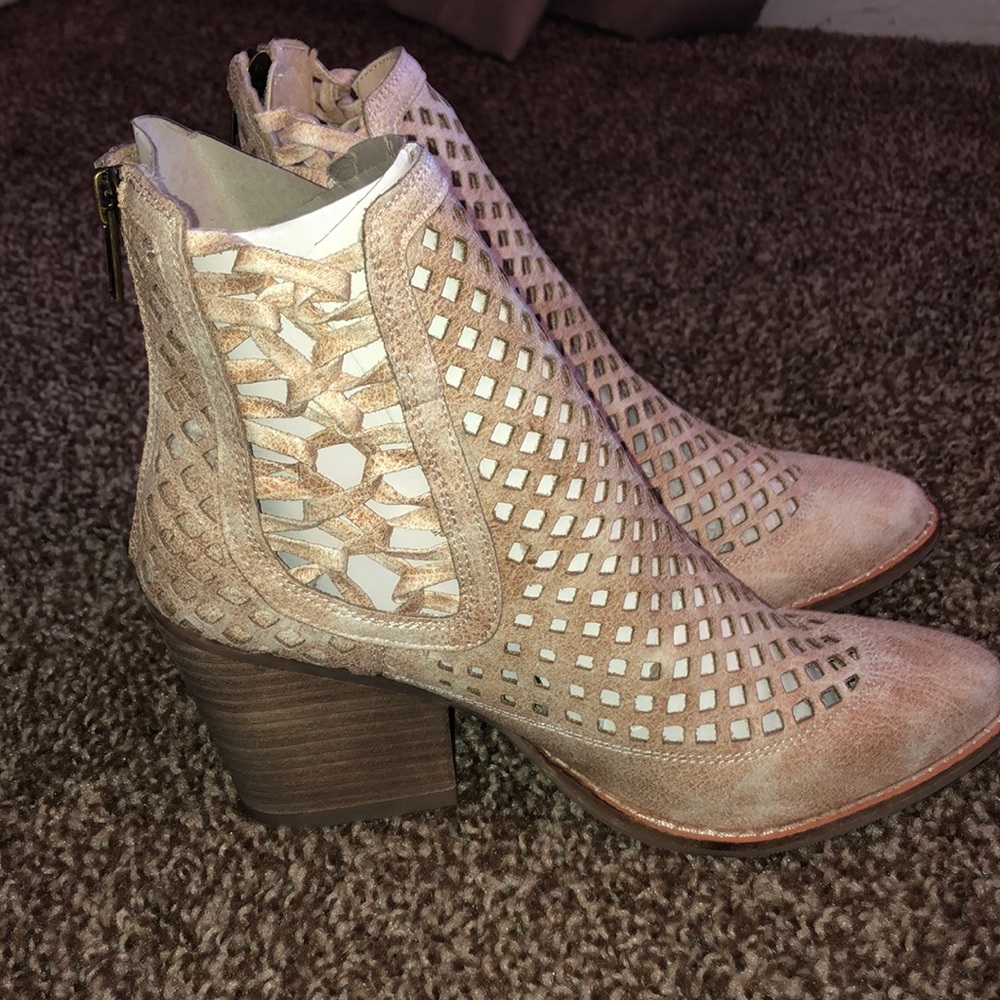 Brand New Coconuts by Matisse cut out booties!